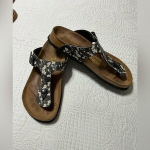 EUC Papillio by Birkenstock Gizeh floral print black & white Sandal Euro 38 US 7